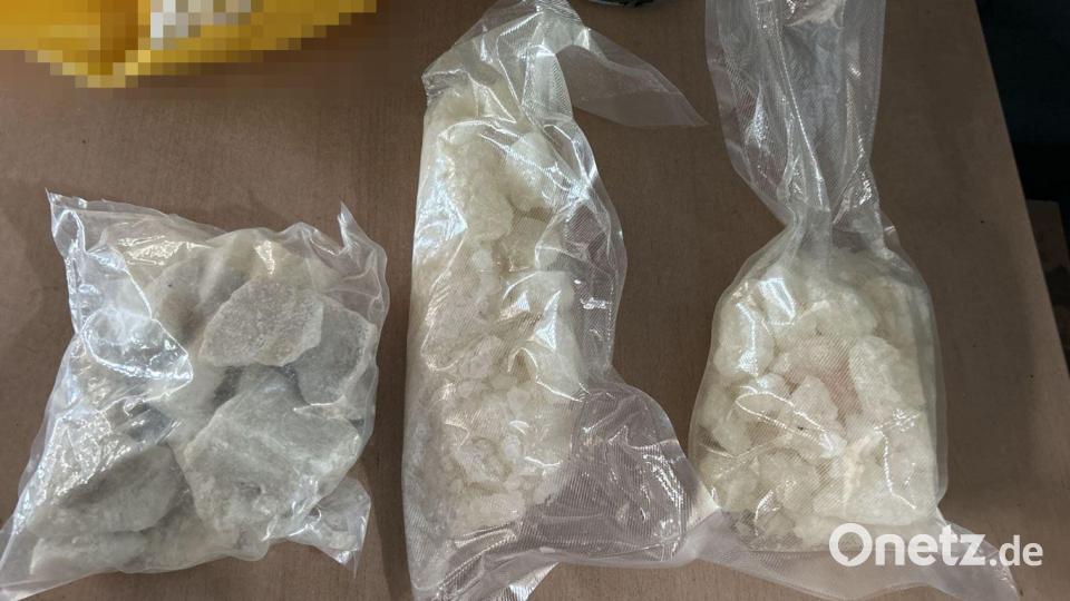 Bei der Kontrolle entdeckten die Zöllner im Rucksack des Mannes drei vakuumverpackte Beutel mit einer kristallinen Substanz. Bild: Hauptzollamt Regensburg