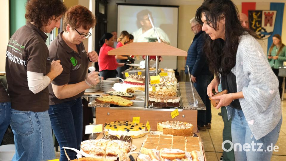 Die Landfrauen-Bäckerei bot eine breite Auswahl an Kuchen, Torten und Küchle an. Bild: Rudolf Hirsch