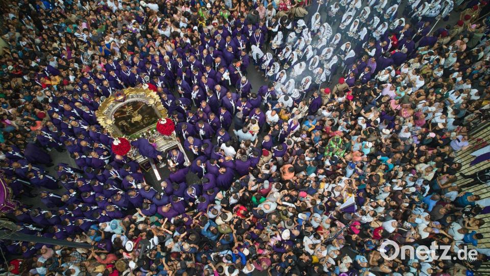 Gläubige nehmen in Lima an einer Prozession zum Festtag des Señor de los Milagros, Herr der Wunder, auch Schwarzer Christus oder Cristo Morado genannt, teil. Bild: Martin Mejia/AP/dpa