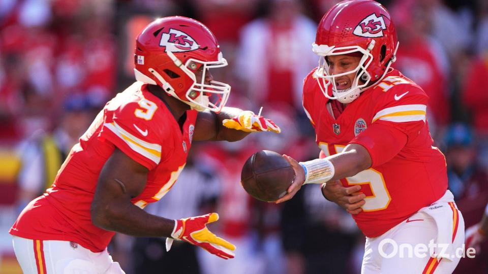 Walker (links) erzielte den ersten Touchdown für die Chiefs. Bild: Charlie Riedel/AP/dpa