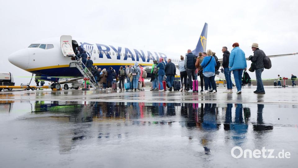 Auf teure Fluggastbrücken - sogenannte Gangways - verzichtet Ryanair. Passagiere müssen oft zu Fuß über das Vorfeld zur eigenen Bordtreppe laufen. (Archivbild) Bild: Georg Wendt/dpa