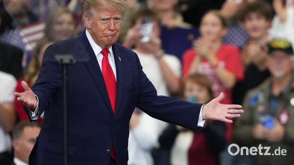 Trump lobt bei seinen Wahlkampfauftritten im Land oft seine eigene Politik - doch viele Menschen machen ihn für hohe Lebenshaltungskosten verantwortlich. (Archivbild) Bild: Lindsey Wasson/AP/dpa