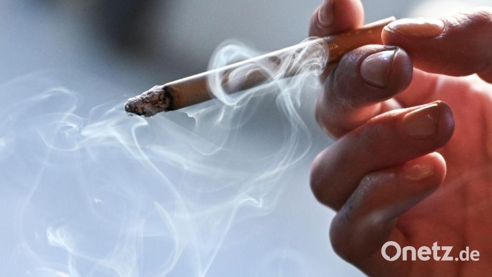 Rauchen ist noch immer ein Massengeschäft in Deutschland, fast jeder fünfte Erwachsene greift zum Glimmstängel. Bild: Jens Kalaene/dpa