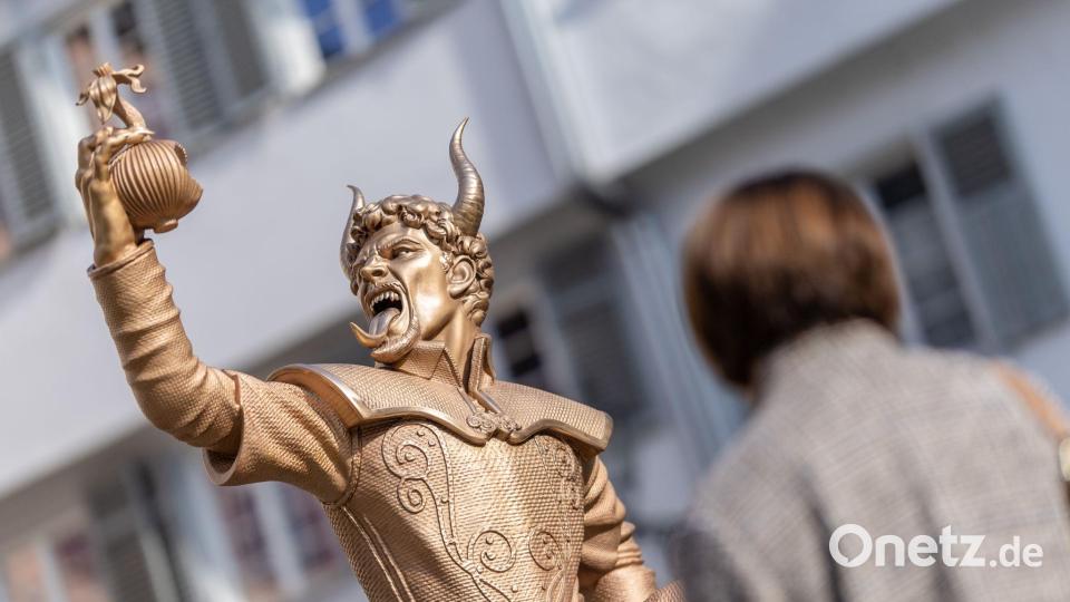Die umstrittene Figur soll laut Stadt an Ort und Stelle vor dem Rathaus stehen bleiben. Bild: Christoph Schmidt/dpa