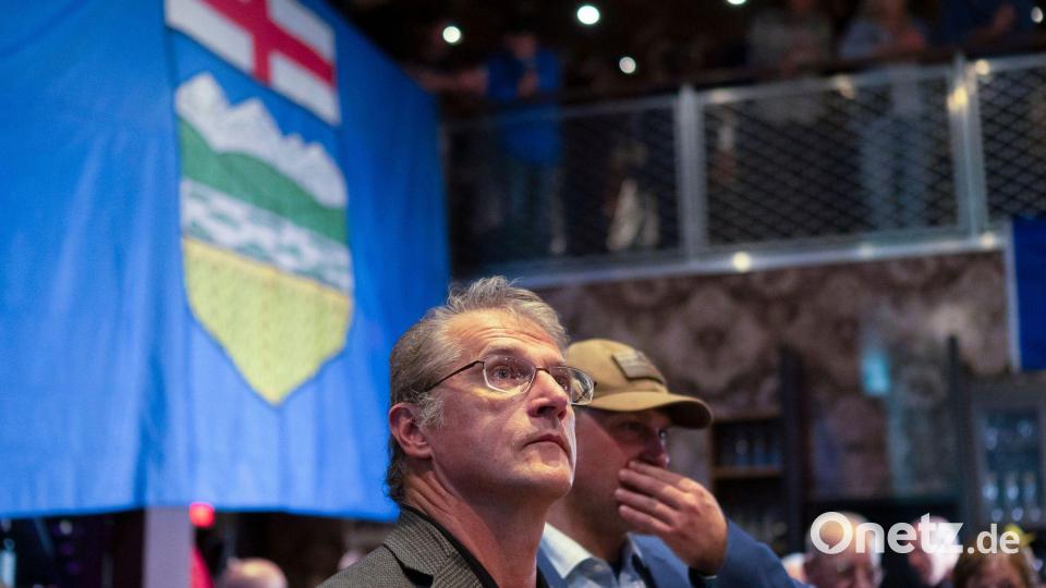 Anhänger des „Alberta Prosperity Project“ verfolgen, wie die Ergebnisse des Referendums nach und nach bekanntgegeben werden. Bild: John Ulan/The Canadian Press/AP/dpa