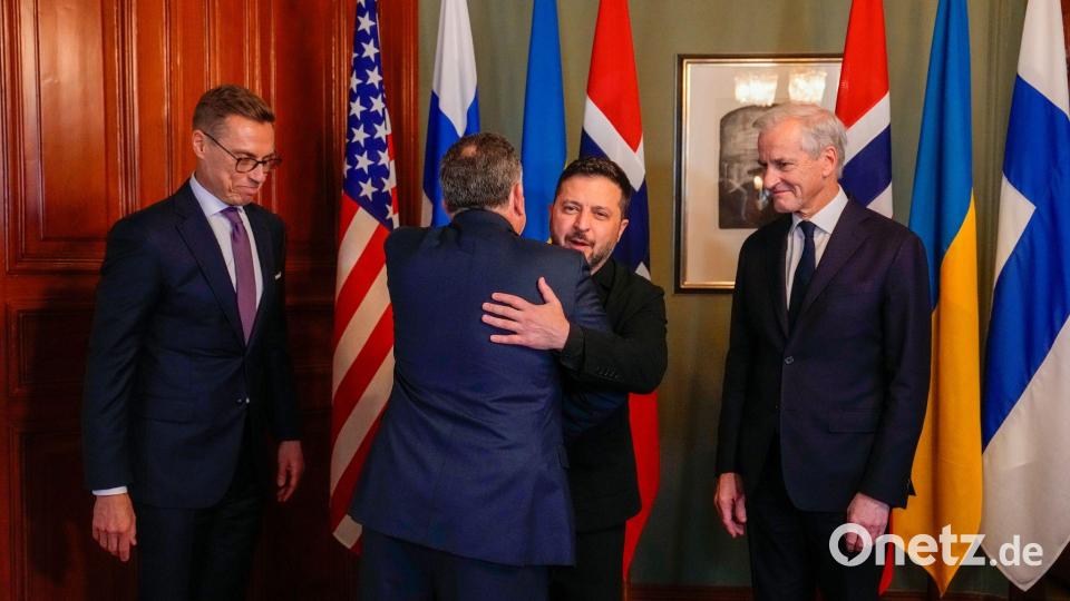 Zur Begrüßung umarmten sich Selenskyj und Witkoff sogar. Bild: Heiko Junge/Pool NTB/AP/dpa