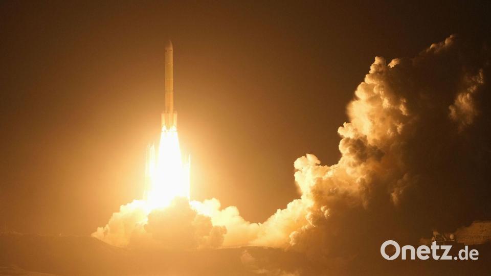 Eine japanische H3-Rakete, die eine Sonde für eine Mission zur Entnahme von Proben von einem Marsmond an Bord hat, steigt in den frühen Morgenstunden nach dem Start vom Tanegashima Space Center in der Präfektur Kagoshima im Südwesten Japans in den Himmel. Die japanische Raumsonde ist samt dem deutsch-französischen Rover „Idefix“ Richtung Marsmond Phobos aufgebrochen. Bild: Uncredited/kyodo/dpa