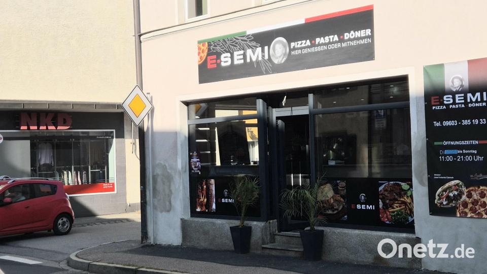 In den 1960er- und 70er-Jahren war in Floß in der Freiherr-von-Lichtenstern-Straße das Radio- und TV-Geschäft Heuberger zu finden. Seit Ende September 2026 gibt es hier den Döner-Imbiss "E Semi". Bild: Lowak