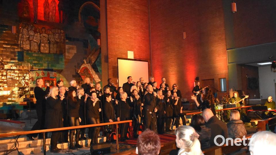 Bei einsetzender Dunkelheit wurde beim Gospelkonzert in der Grafenwöhrer Friedenskirche auch das Kreuz rot angestrahlt – das sorgte für tolle Stimmung. Bild: Renate Gradl