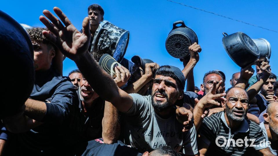 Palästinenser stehen dicht gedrängt, um Lebensmittelhilfe entgegenzunehmen, die von Hilfsorganisationen im Stadtteil Al-Mawasi in Chan Junis verteilt wird. Bild: Abed Rahim Khatib/dpa