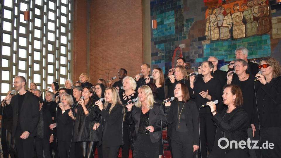 Der Chor "Living Water" begeistert mit einem lautstarkem Gospelkonzert in der Grafenwöhrer Friedenskirche. Bild: Renate Gradl