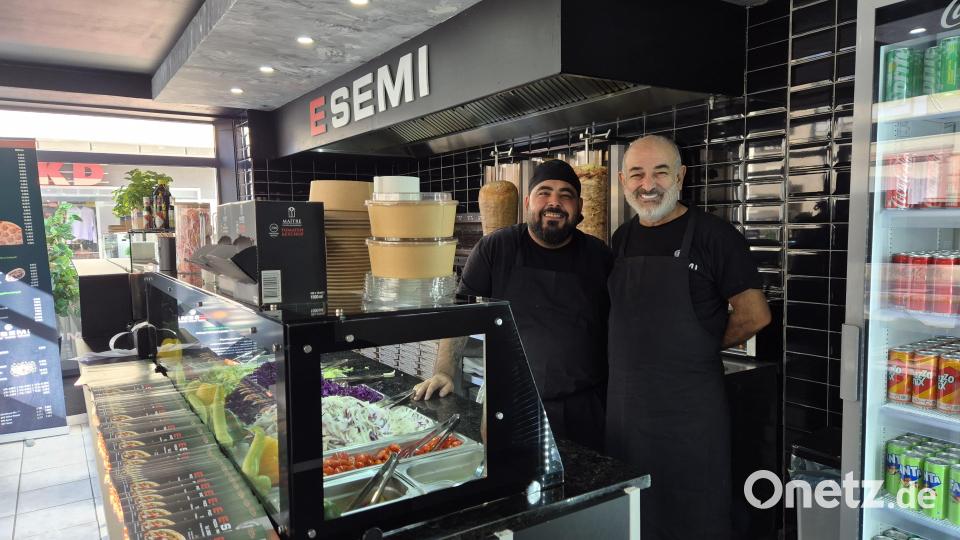 Josef Cakmak (rechts) mit Mitarbeiter Dalel in seinen neuen Döner-Imbiss "E Semi" in Floß. Bild: Lowak
