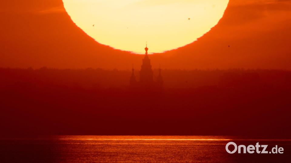 Die Sonne geht hinter der Peter-und-Paul-Kathedrale in St. Petersburg in Russland unter. Bild: Dmitri Lovetsky/AP/dpa