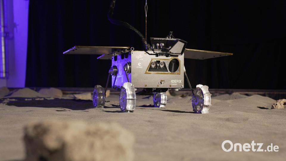 Ein Testrover steht auf einem Testfeld bei einer Vorführung zum Start einer Mission zum Marsmond Phobos mit dem deutsch-französischen Rover „Idefix“. Bild: Ehsan Monajati/dpa