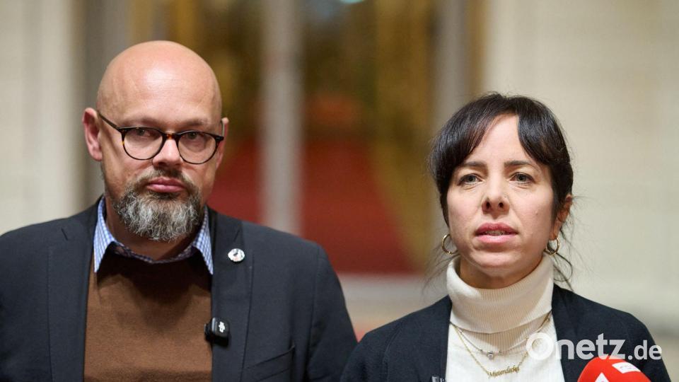 Die Linken-Fraktionschefs Elif Eralp (r) und Tobias Schulze tun sich schwer im Umgang mit der umstrittenen Abgeordneten Vanessa Emde. (Archivbild) Bild: Soeren Stache/dpa