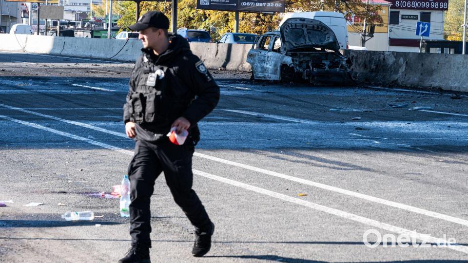 Eine russische Drohne hat eine Autobahn bei Kiew getroffen. Bild: Dan Bashakov/AP/dpa