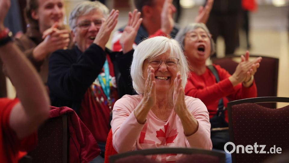 Jubel bricht aus, als bei einer Pro-Kanada-Veranstaltung die ersten Abstimmungsergebnisse angezeigt werden. Bild: James Maclennan/The Canadian Press/AP/dpa