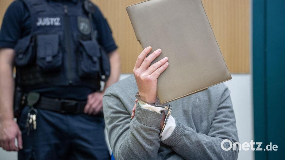 Der Angeklagte wollte sich zunächst nicht zur Sache äußern. Bild: Harald Tittel/dpa