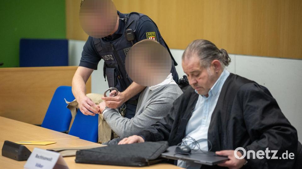 Anwalt Völker kündigt für später eine Erklärung zur Sache an. Bild: Harald Tittel/dpa