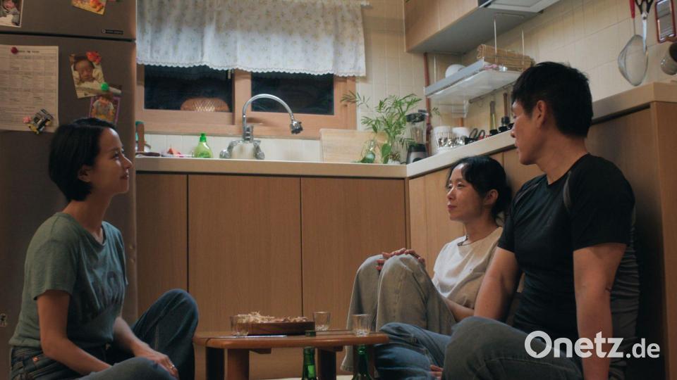 Eine Filmemacherin dreht über eine Arbeiterfamilie - und plötzlich verschwimmen die Grenzen zwischen Beobachtung und Einmischung. Bild: -/Netflix/dpa