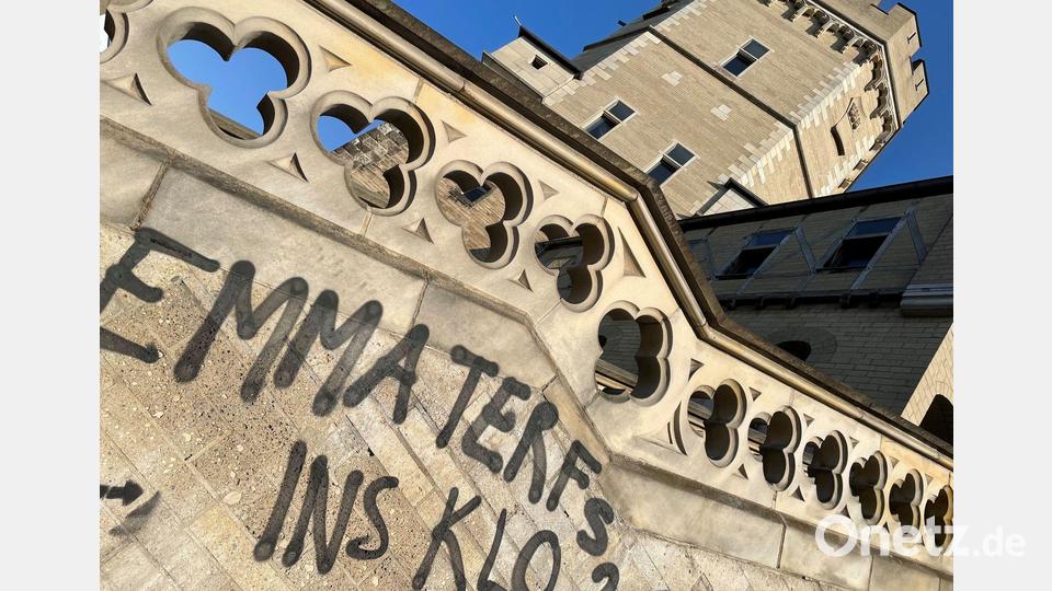 Mit Graffiti am Bayenturm mit der „Emma“-Redaktion protestieren Unbekannte gegen Alice Schwarzers Haltung zu Transmenschen. (Archivbild) Bild: Christoph Driessen/dpa