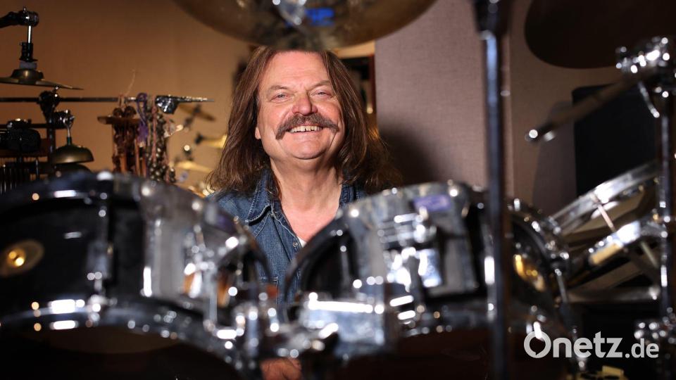 Leslie Mandoki schrieb in seinen Asylantrag, dass er mit Ian Anderson und anderen Musikern spielen wolle. Sein Traum wurde wahr. (Archivbild) Bild: Karl-Josef Hildenbrand/dpa