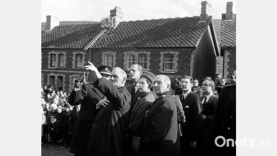 Acht Tage nach der Katastrophe besuchte die Queen das Dorf. (Archivbild) Bild: Press Association/PA Wire/dpa