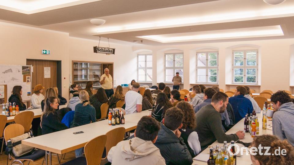 Eine Gruppe von Studierenden der OTH Regensburg diskutierte in Leonberg mit Verantwortlichen vor Ort und schaute sich das Schulhaus an. Bild: David Rieß, ALE Oberpfalz
