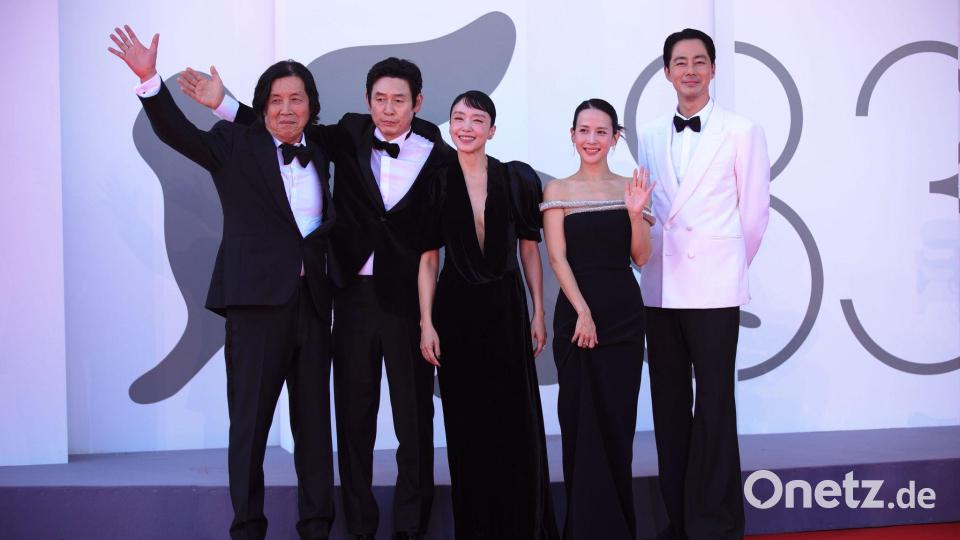 Lee Chang-dong neben den Schauspielern des Films: Sol Kyung-gu, Jeon Do-yeon, Cho Yeo-jeong und Zo In-sung. (Archivbild) Bild: Marco Barada/SOPA Images via ZUMA Press Wire/dpa