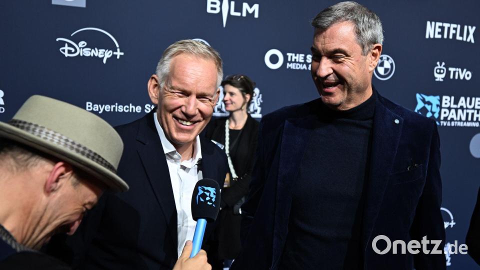 Söder vergab den Preis an Kerner. Bild: Felix Hörhager/dpa
