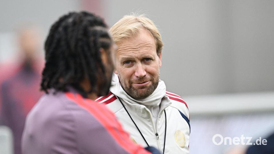 Aaron Danks beim Training im Gespräch mit Nationalspieler Serge Gnabry (l). Bild: Angelika Warmuth/dpa