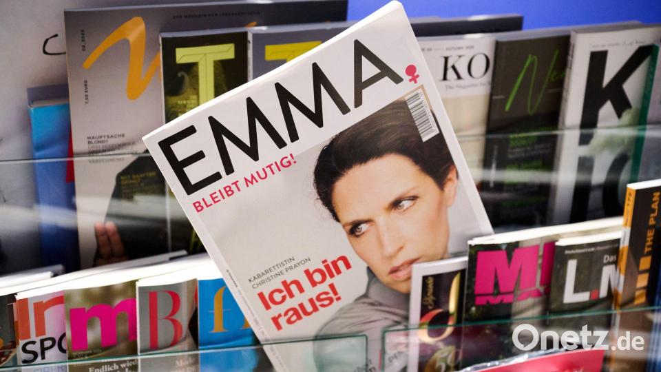 Eine aktuelle „Emma“-Ausgabe wird hier zwischen anderen Zeitschriften verkauft. Bild: Sina Schuldt/dpa