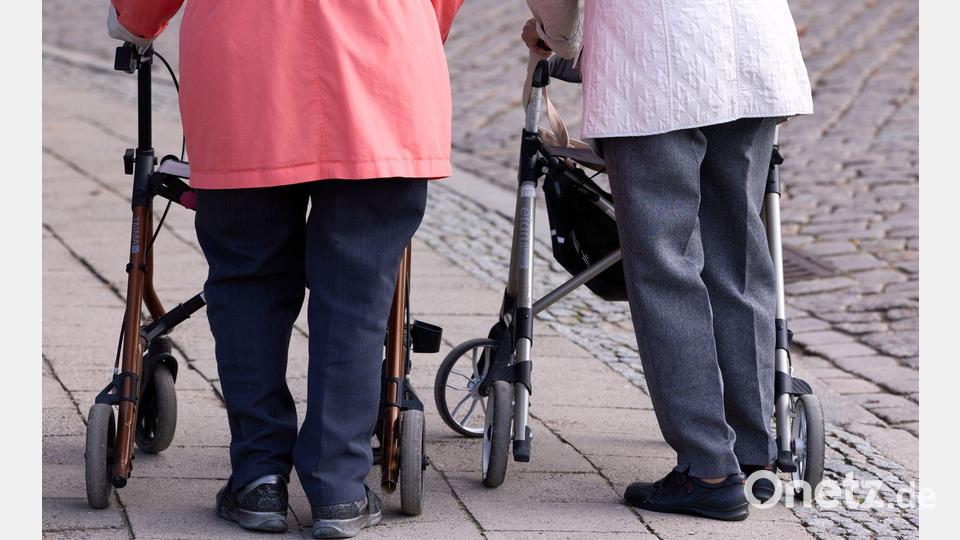 Soziale Aktivitäten sind auch in hohem Alter sehr wichtig. (Symbolbild) Bild: Jens Büttner/dpa