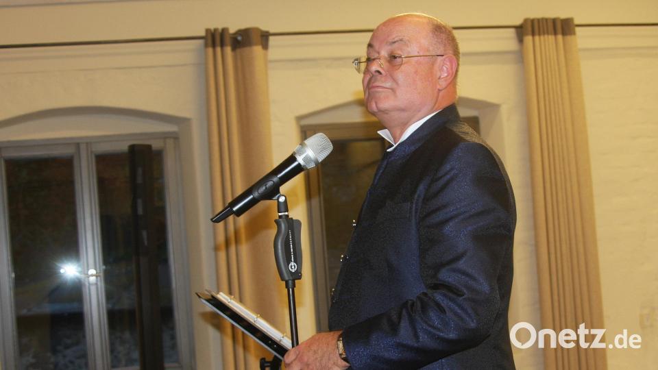Gut zwei Stunden lang entführte Peter Wittmann aus Weiden das Publikum in die Welt der bekannten alten Schlager. Bild: Werner Robl
