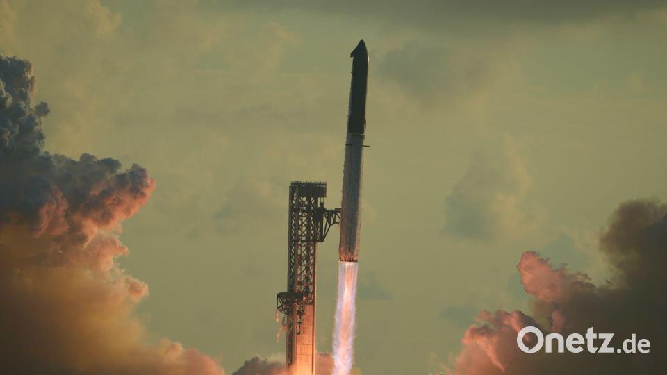 Soll zwei Mal pro Woche starten: Die große Rakete Starship. (Archivbild) Bild: Eric Gay/AP/dpa