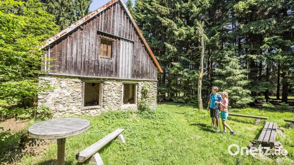 Nur ein Haus ist im verlassenen Dorf Bügellohe noch komplett erhalten. Bild: Oberpfälzer Wald, Thomas Kujat