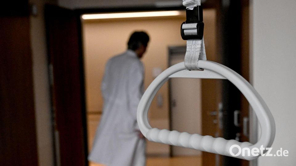 Der Fokus liegt auf weniger komplexen Erkrankungen, deshalb wird auch weniger ärztliches Personal benötigt. (Symbolbild) Bild: Britta Pedersen/dpa