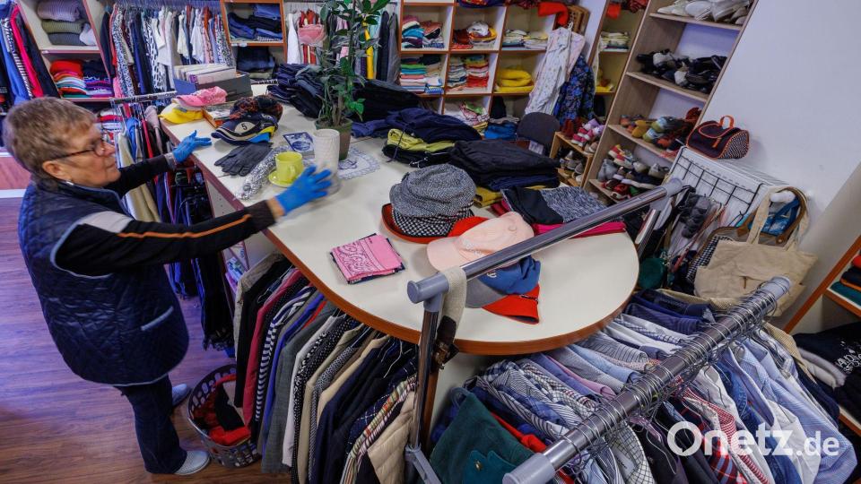 In Kleiderkammern arbeiten oft ehrenamtliche Mitarbeiter. (Illustration) Bild: Jens Büttner/dpa