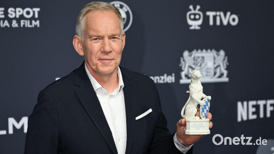Johannes B. Kerner mit dem Ehrenpreis. Bild: Felix Hörhager/dpa