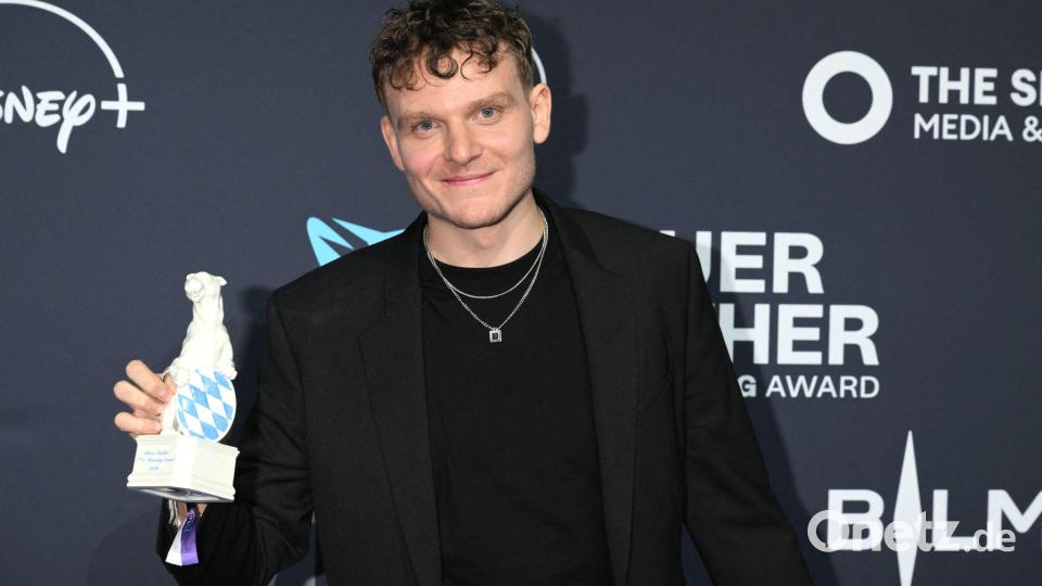 Schauspieler Johannes Hegemann bekommt den „Blauen Panther“ als „Bester Schauspieler“. Bild: Felix Hörhager/dpa