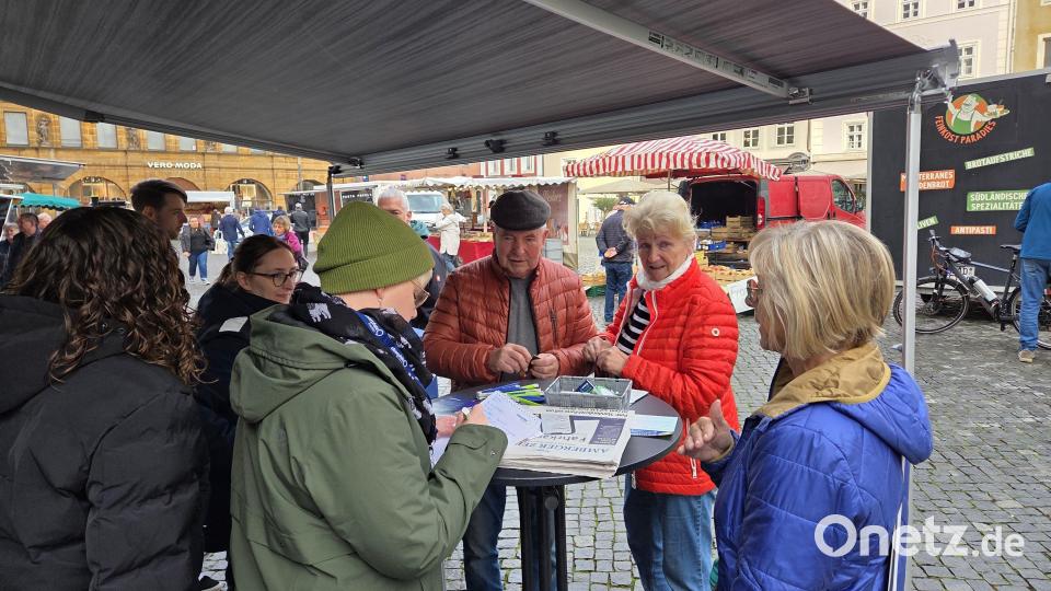 "Redaktion on Tour" von Oberpfalz-Medien auf dem Amberger Marktplatz: Reporter im Gespräch mit Lesern der Amberger Zeitung und Onetz. Bild: tgf