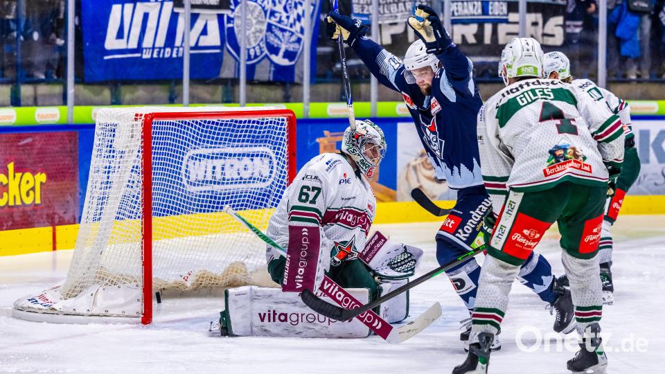 Das erste Tor von Michael Regush im Devils-Trikot: Am Freitagabend vollendete der Kanadier auf Zuspiel von Brayden Tracey und Jordan Knackstedt. Bild: Tobias Neubert