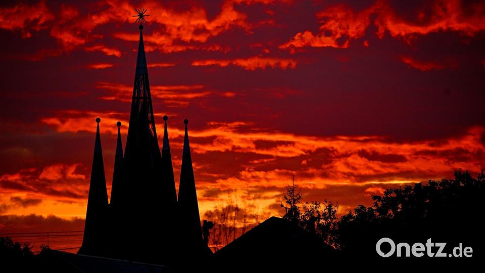 Die Türme der protestantischen Kirche von Teglaskert in in Ungarn zeichnen sich vor der untergehenden Sonne ab. Bild: Zsolt Czegledi/MTI/AP/dpa