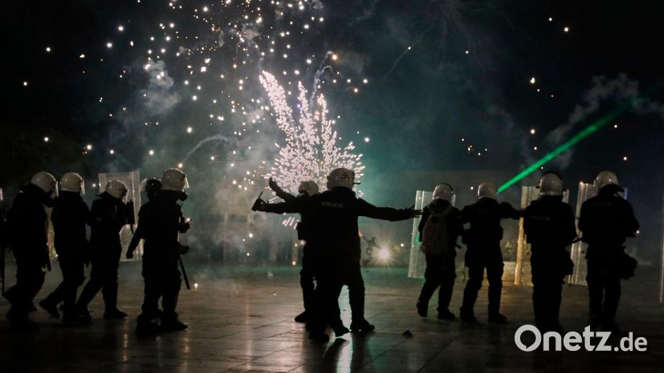 Feuerwerkskörper explodieren in der Nähe der Bereitschaftspolizei während einer regierungskritischen Demonstration auf dem Skanderbeg-Platz, dem Hauptplatz in Tirana, Bild: Boris Grdanoski/AP/dpa