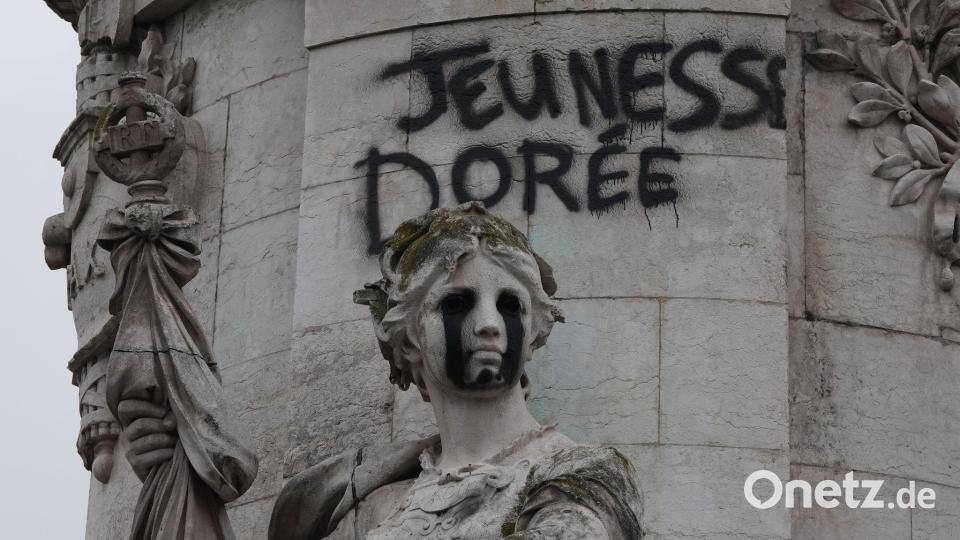 Das Graffiti „Jeunesse Dorée“ („Vergoldete Jugend“) ist an der Statue der Gleichheit auf dem Place de la République in Paris zu lesen. Bild: Christophe Ena/AP/dpa
