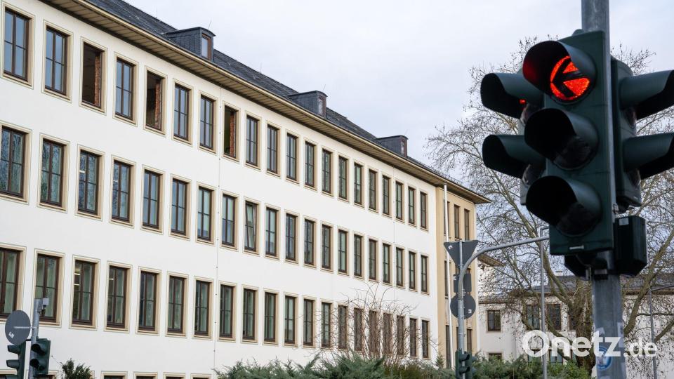 Ein 19-Jähriger steht in Trier wegen mutmaßlichen Mordes und Totschlags vor Gericht. (Symbolbild) Bild: Harald Tittel/dpa