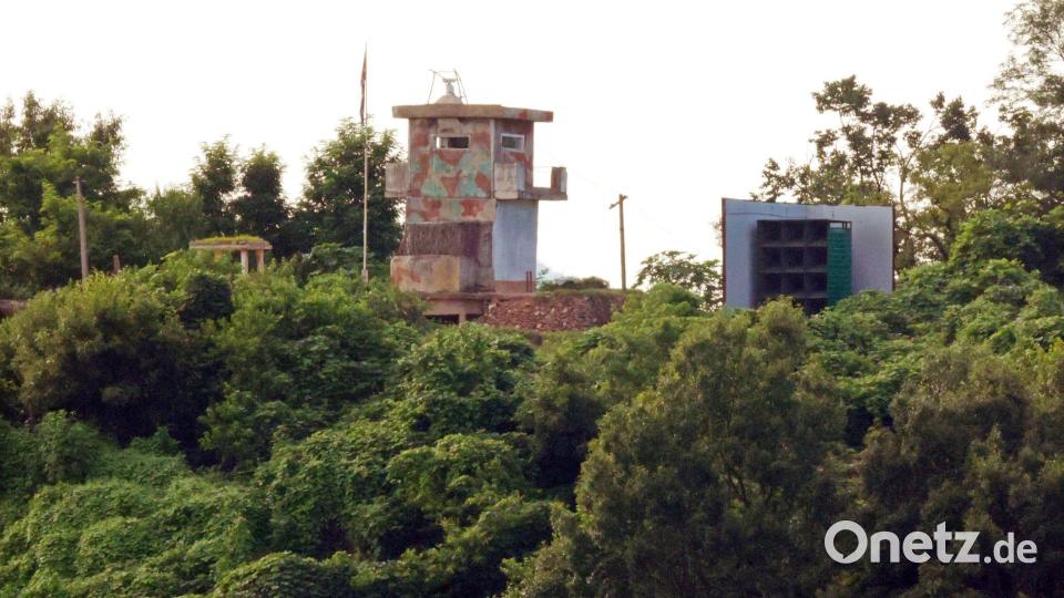 Ein nordkoreanischer militärischer Wachposten (l) und ein Lautsprecher sind an der Grenze zu sehen - aufgenommen von Südkorea aus. (Archivfoto) Bild: Kim In-chul/Yonhap via AP/dpa
