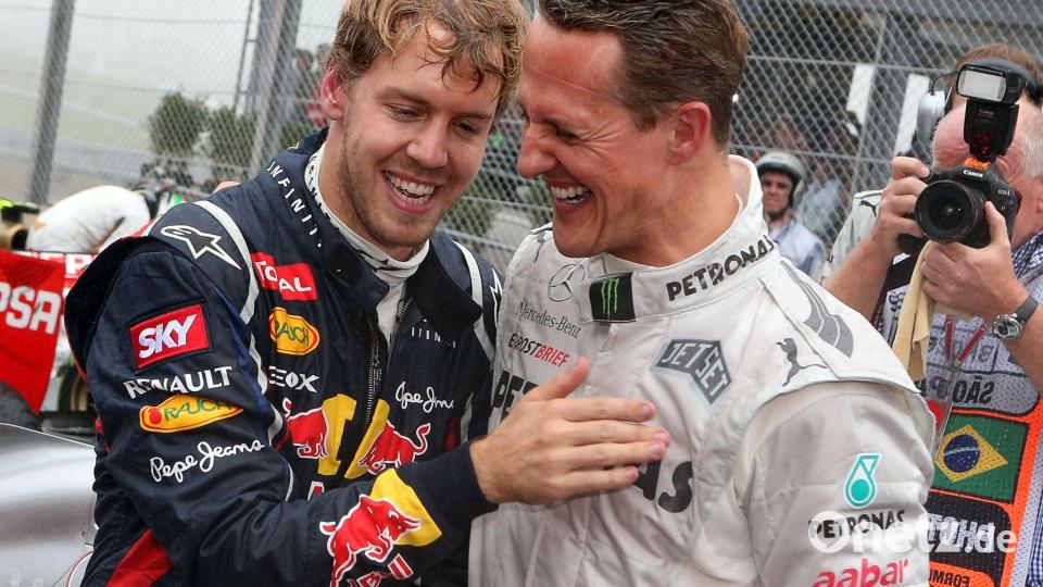 Sie veränderten die Motorsportwelt nicht nur in Deutschland: Sebastian Vettel (l) und Michael Schumacher. (Archivbild) Bild: Jens Büttner/dpa