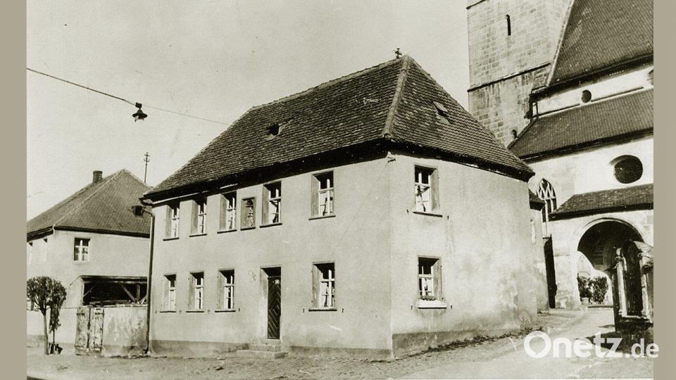 Das so genannte Boderhaus verdeckte lange den Blick auf die beeindruckende Pfarrkirche. Bild: Archiv Hans Iberer