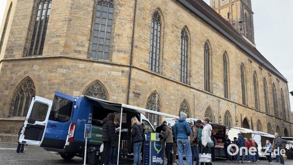 Am Gewinnspiel teilnehmen, das Glücksrad drehen oder sich mit Reportern von Oberpfalz-Medien austauschen: Das war beim Stand von Oberpfalz-Medien auf dem Marktplatz in Amberg möglich. Bild: roa